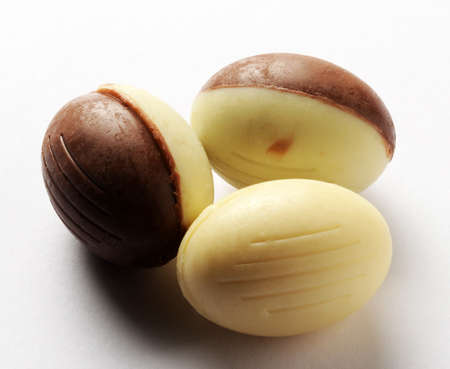 Easter sweets of white and black chocolateの写真素材