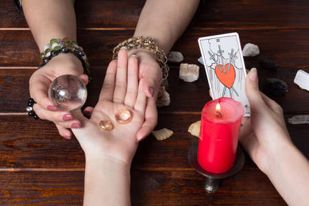 Bangkok,Thailand,March.15.20.Gypsy lays out Tarot cards and wonders for the future. Christmas fortune telling and fortune telling. Magical sessions with the telling cards and wedding ringsのeditorial素材