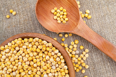 peas in a wooden bowlの写真素材
