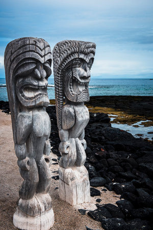 Tiki statues in Pu'uhonua o honaunau parkの写真素材