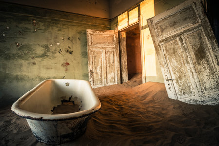 Abandoned bathtub in a decaying habitation of Kolmanskopの写真素材