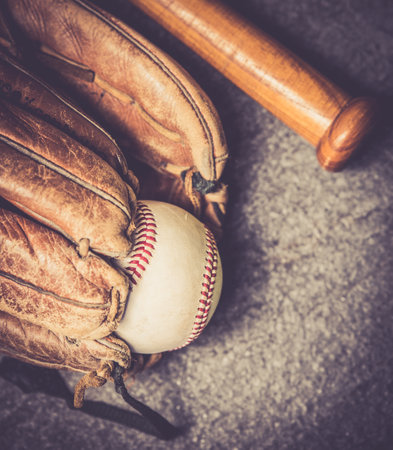 old baseball glove vith ball and batの写真素材