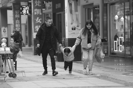 father and mother spending their time with the kidのeditorial素材
