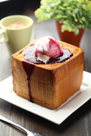 strawberry ice cream toastの写真素材