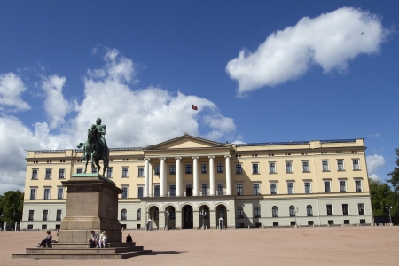 Statue of King Karl Johan outside The Royal palace in Oslo のeditorial素材
