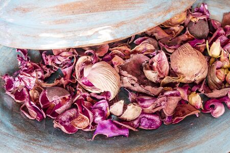 dried rose petals in a bowlの写真素材
