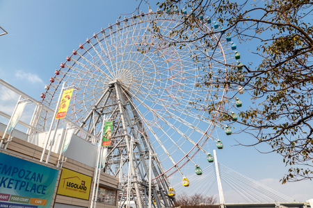 OSAKA, JAPAN - MARCH 19, 2017 :Tempozan Giant Ferris Wheel  is located next to Osaka Aquarium Kaiyukan. The wheel has a height of 112.5 meters.のeditorial素材
