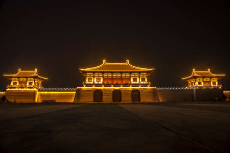 Night view of Dingdingmen, Luoyang, Chinaのeditorial素材