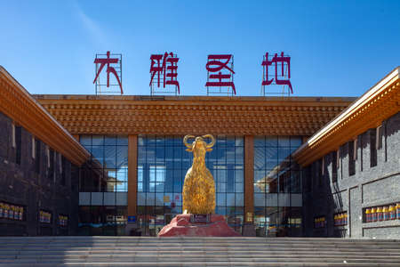 The golden yak statue at the gate of Muya Holy Landのeditorial素材
