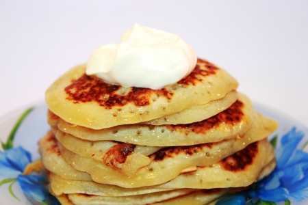Small pancakes with sour cream and honeyの写真素材