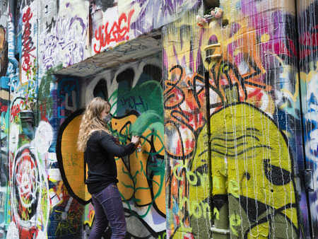 Melbourne, Australia - Sep 9, 2015: Street artist creating graffiti at Hosier Lane in Melbourne, Australia. Hosier Lane is a laneway in CBD of Melbourne, It is a popular landmark in Melbourne due to its graffitti covered walls and urban art.のeditorial素材