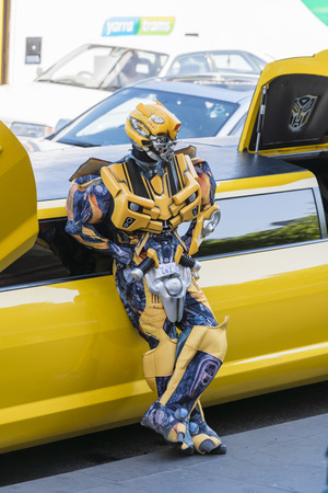 Melbourne, Australia - Oct 8, 2015: Man in Bumblebee costume performs during a public promotion in downtown Melbourne, Australia.のeditorial素材