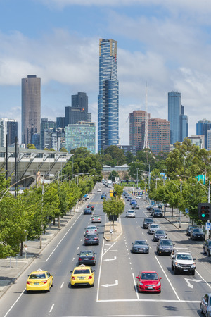 Melbourne, Australia - Jan 7, 2016: View of modern buildings and traffic of a busy road in Melbourne CBDのeditorial素材