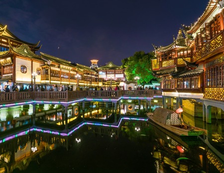 Yuyuan Bazaar in Shanghai at nightのeditorial素材