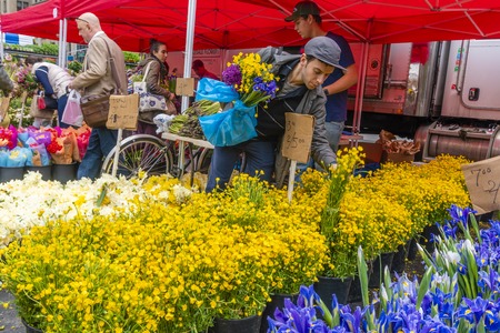 People buying flowers at a street market in New York Cityのeditorial素材