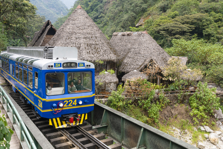 Peru Rail train arriving at Machu Picchu Stationのeditorial素材