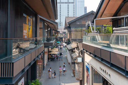 People at Taikoo Li shopping complex in Chengduのeditorial素材