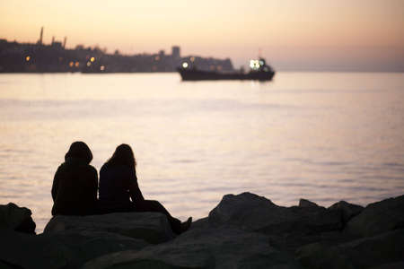 couple in front a sunset to Valparaisoの写真素材