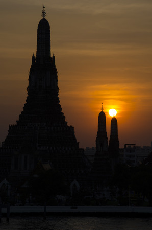 Wat Arun at sunset with sun?s reflection on the Chao Phraya River in Bangkok, Thailandの写真素材