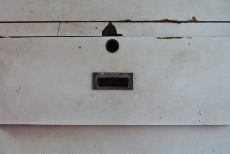 Old white drawers that are damaged but do not have a key lock box.の写真素材