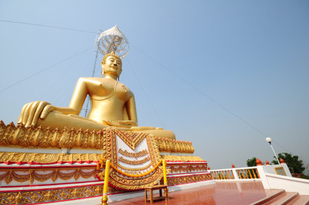 the gold buddha image in thailandのeditorial素材