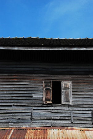 the old window and roof of wood home in kanchanaburi thailandの写真素材