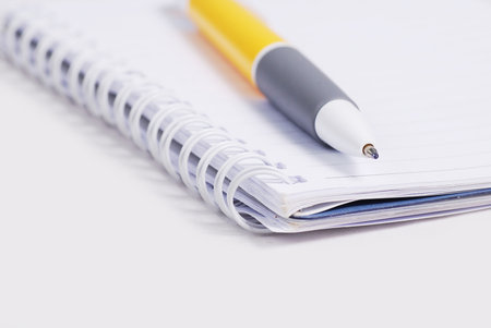 Blank note paper with yellow penの写真素材