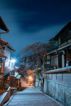 Sanensaka old street night time,Higashiyama,Kyoto,Japanのeditorial素材