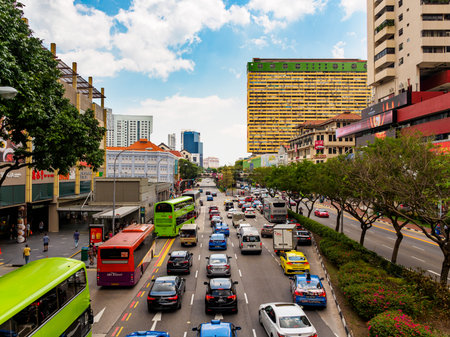 SINGAPORE â 5 APR 2019 â Aerial view of traffic congestion / traffic jam at Singapore Chinatown with the Chinatown cityscape and the famous Peopleâs Park complex in the background.のeditorial素材