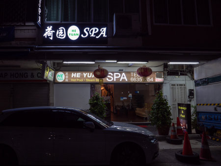 SINGAPORE â 25 FEB 2020 â Neon signage of a 24-hour massage spa / massage parlour along Upper Thompson Road. The Chinese words read âHe Yuan Spaâのeditorial素材