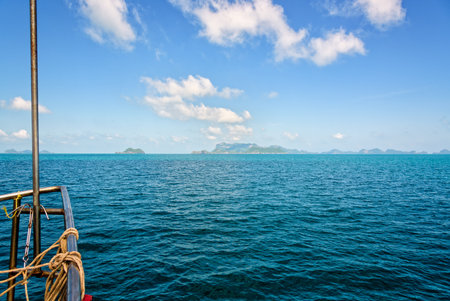 Prow of the boat on the beautiful sea under bright blue sky in summer, overlooking the horizon, is traveling to Mu Ko Ang Thong National Marine Park, Surat Thani province, Thailand.の写真素材