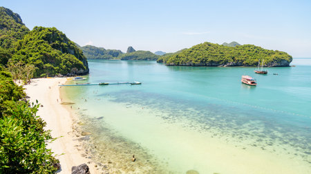 High angle view beautiful landscape of the beach, floating pier, and sea in summer from Ko Wua Ta lap islands viewpoint at Mu Ko Ang Thong National Marine Park, Surat Thani, Thailand, 16:9 Widescreenの写真素材