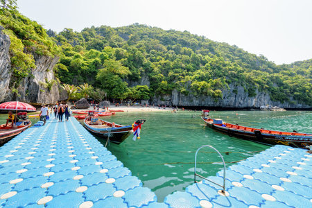 SURAT THANI, THAILAND-APRIL 26, Tourist groups are relaxing on the beach near the pier at Mae Koh island is location of Thale Nai in Mu Ko Ang Thong National Park, APRIL 26, 2017 in Thailandのeditorial素材