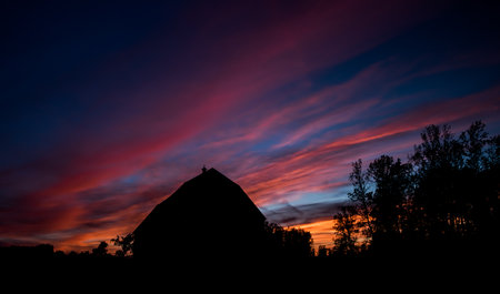 Silouette of House During Sunsetの写真素材