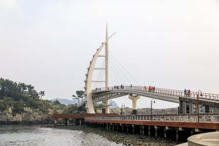 Apr 7, 2017 Saeseom Island Saeyeongyo Bridge in Jeju island, South Koreaのeditorial素材