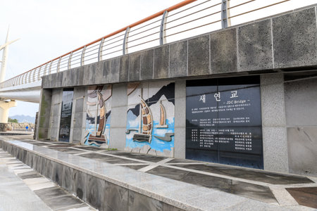 Apr 7, 2017 Saeseom Island Saeyeongyo Bridge in Jeju island, South Koreaのeditorial素材