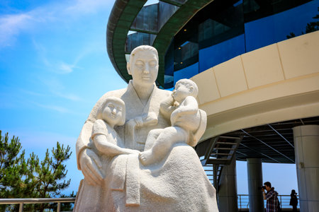 Jun 21, 2017 The statue of mother and children in front of Taejongdae observatory, Busanのeditorial素材