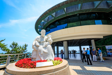 Jun 21, 2017 The statue of mother and children in front of Taejongdae observatory, Busanのeditorial素材
