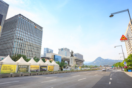 Jun 19, 2017 Gwanghwamun Plaza with the statue of the Admiral Yi Sun-sin in Seoul City
