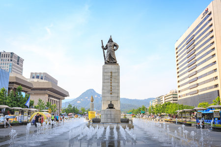 Jun 19, 2017 Gwanghwamun Plaza with the statue of the Admiral Yi Sun-sin in Seoul Cityのeditorial素材