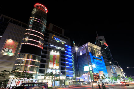 Dongdaemun Shopping district at Night on Jun 18, 2017 in Seoul city, South Korea - Famous Landmarkのeditorial素材