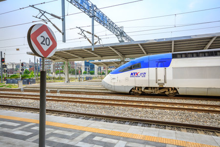 Jun 20, 2017 High speed bullet trains (KTX) and Korail trains stop at the Seoul station in South Koreaのeditorial素材