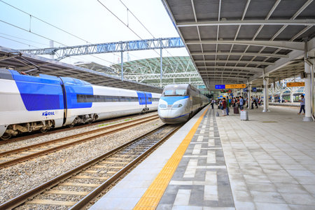 Jun 20, 2017 High speed bullet trains (KTX) and Korail trains stop at the Seoul station in South Koreaのeditorial素材