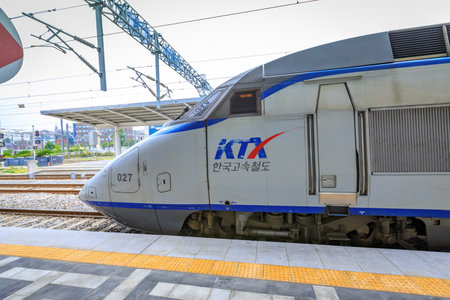 Jun 20, 2017 High speed bullet trains (KTX) and Korail trains stop at the Seoul station in South Koreaのeditorial素材