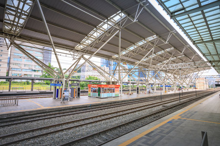 Jun 20, 2017 High speed bullet trains (KTX) and Korail trains stop at the Seoul station in South Koreaのeditorial素材