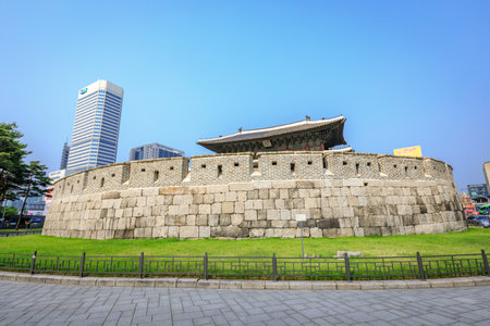Dongdaemun gate (Heunginjimun) on Jun 18, 2017 in Seoul city, South Korea- Tour Destinationのeditorial素材