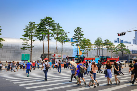Untitled tourists at Dongdaemun Design Plaza on Jun 18, 2017 in Seoul, South Korea - Famous tour destinationのeditorial素材