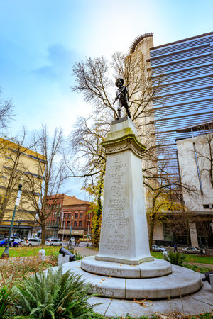 Portland, United States - Dec 19, 2017 : Spanish American War Soldier's Monument at Lownsdale Square, World War II Memorialのeditorial素材