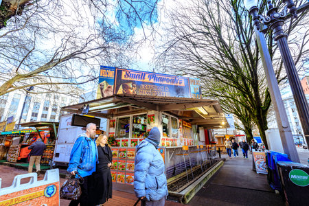 Portland, United States - Dec 21, 2017 : Food trucks and carts in downtown PDX offer lunch and other meails for inexpensive prices near major office buildings.のeditorial素材