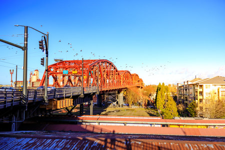 Portland, US - Dec 21, 2017 : The Broadway bridge in downtown Portland, ORのeditorial素材